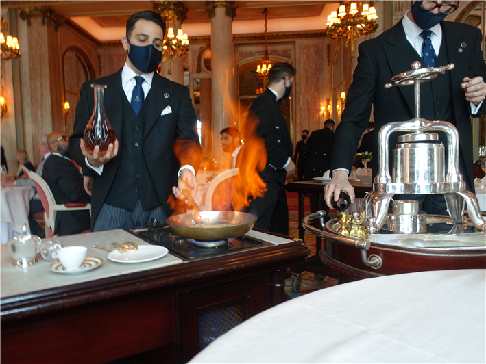 flambé action for pigeon jus